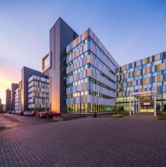 BIM建筑|与蓝天低语的多彩幕布：埃文特斯商务花圃 / Arkkitehtitoimisto HKP