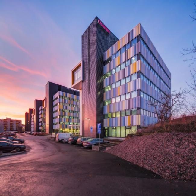 BIM建筑|与蓝天低语的多彩幕布：埃文特斯商务花圃 / Arkkitehtitoimisto HKP