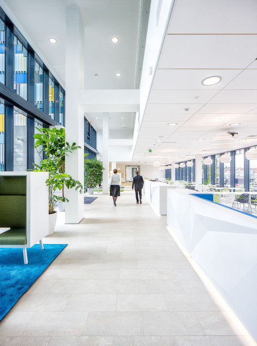 BIM建筑|与蓝天低语的多彩幕布：埃文特斯商务花圃 / Arkkitehtitoimisto HKP