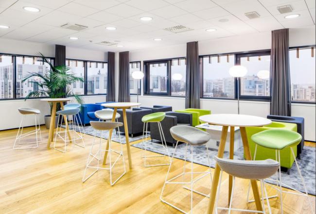 BIM建筑|与蓝天低语的多彩幕布：埃文特斯商务花圃 / Arkkitehtitoimisto HKP