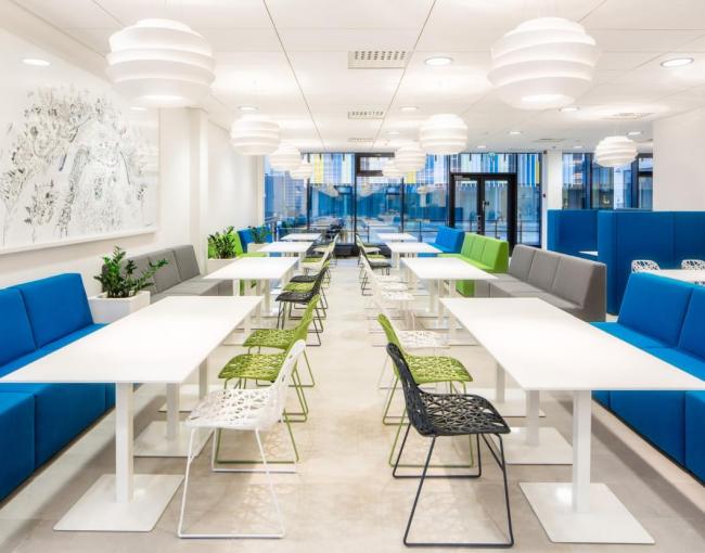 BIM建筑|与蓝天低语的多彩幕布：埃文特斯商务花圃 / Arkkitehtitoimisto HKP