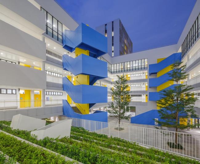 BIM建筑|嵌套的多彩盒子：华中师范年夜学从属龙园黉舍 / 筑博设计-结合公设 + H DESIGN