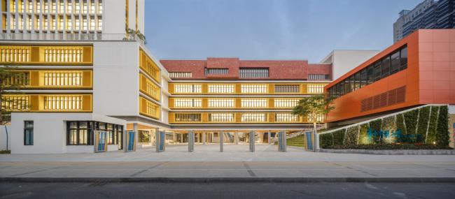 BIM建筑|嵌套的多彩盒子：华中师范年夜学从属龙园黉舍 / 筑博设计-结合公设 + H DESIGN