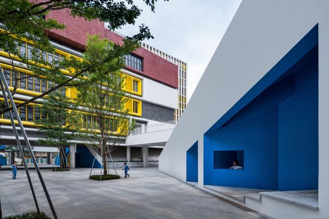 BIM建筑|嵌套的多彩盒子：华中师范年夜学从属龙园黉舍 / 筑博设计-结合公设 + H DESIGN