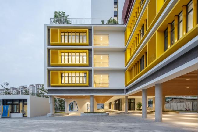 BIM建筑|嵌套的多彩盒子：华中师范年夜学从属龙园黉舍 / 筑博设计-结合公设 + H DESIGN