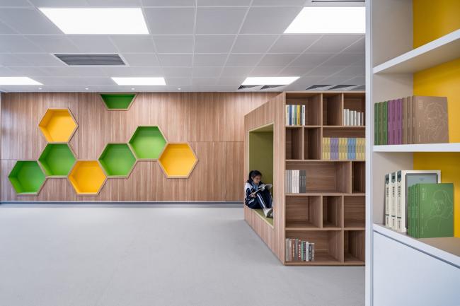 BIM建筑|嵌套的多彩盒子：华中师范年夜学从属龙园黉舍 / 筑博设计-结合公设 + H DESIGN