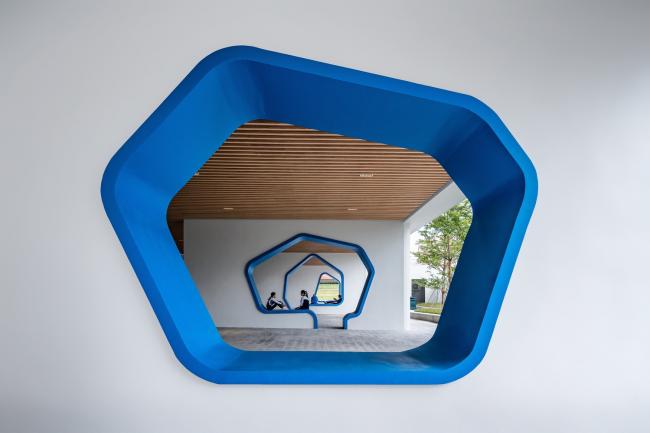 BIM建筑|嵌套的多彩盒子：华中师范年夜学从属龙园黉舍 / 筑博设计-结合公设 + H DESIGN