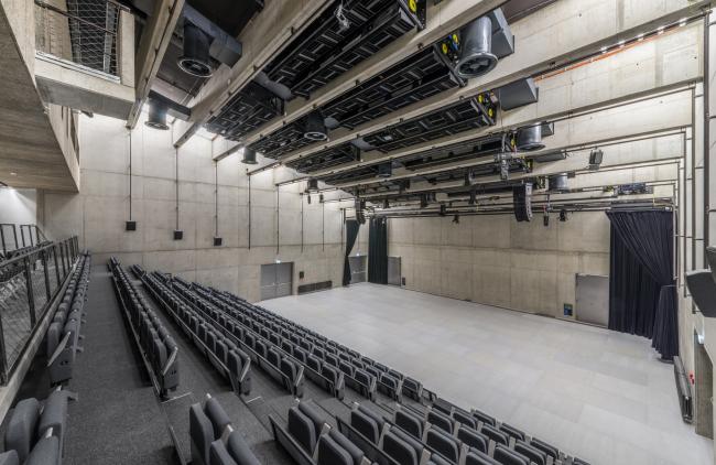 BIM建筑|外表柔嫩的混凝土建筑：DOX+ 今世艺术中间 / Petr Hajek Architekti