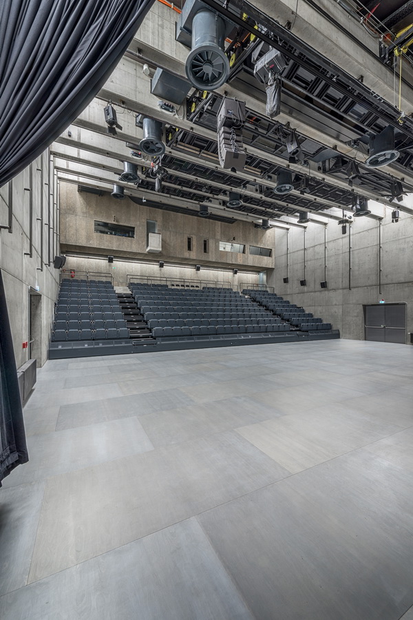 BIM建筑|外表柔嫩的混凝土建筑：DOX+ 今世艺术中间 / Petr Hajek Architekti