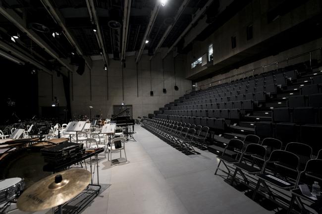 BIM建筑|外表柔嫩的混凝土建筑：DOX+ 今世艺术中间 / Petr Hajek Architekti