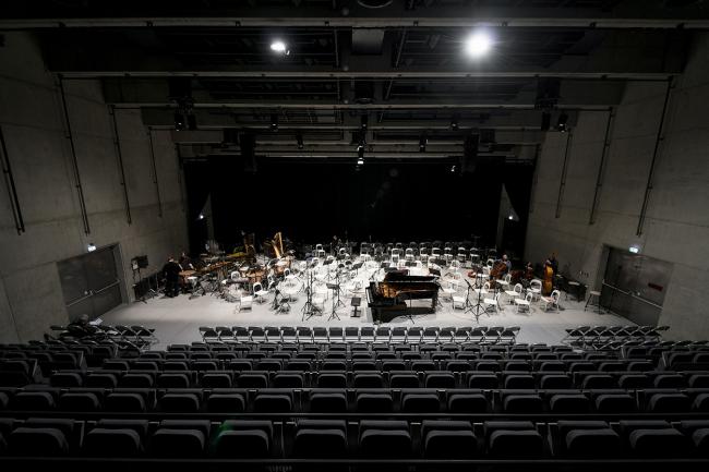 BIM建筑|外表柔嫩的混凝土建筑：DOX+ 今世艺术中间 / Petr Hajek Architekti