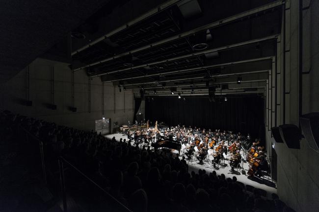 BIM建筑|外表柔嫩的混凝土建筑：DOX+ 今世艺术中间 / Petr Hajek Architekti