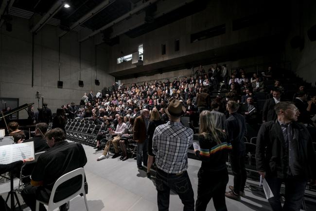 BIM建筑|外表柔嫩的混凝土建筑：DOX+ 今世艺术中间 / Petr Hajek Architekti