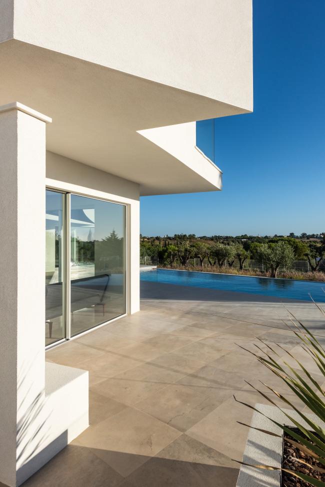 BIM建筑|天然有机，纯白主义的地中海室第 / STUDIOARTE建筑师事务所