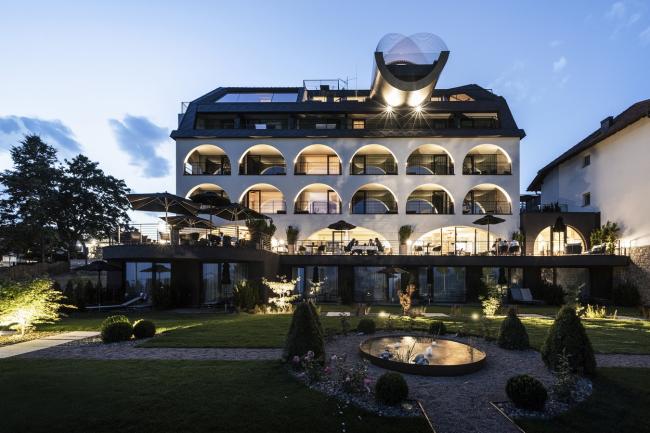 BIM建筑|源于新艺术活动灵感：意年夜利拱门旅店 / noa network of architecture