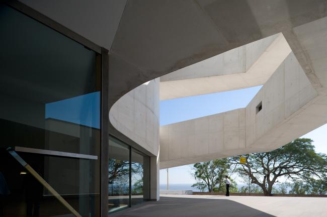 BIM建筑|层叠交织的手指坡道，在规整的秩序中追求变体 / Alvaro Siza建筑师事务所