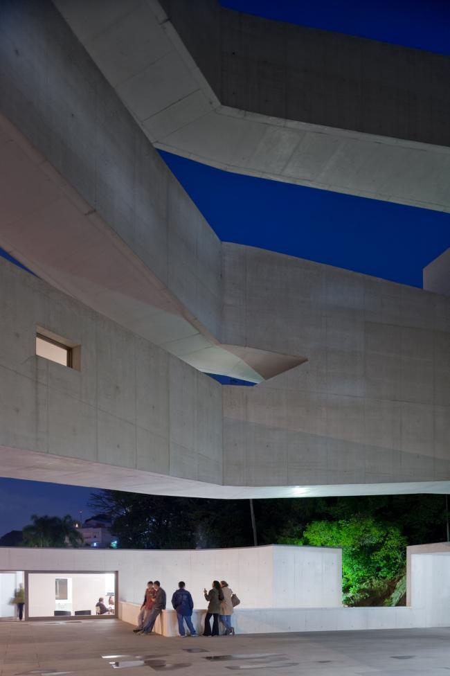 BIM建筑|层叠交织的手指坡道，在规整的秩序中追求变体 / Alvaro Siza建筑师事务所