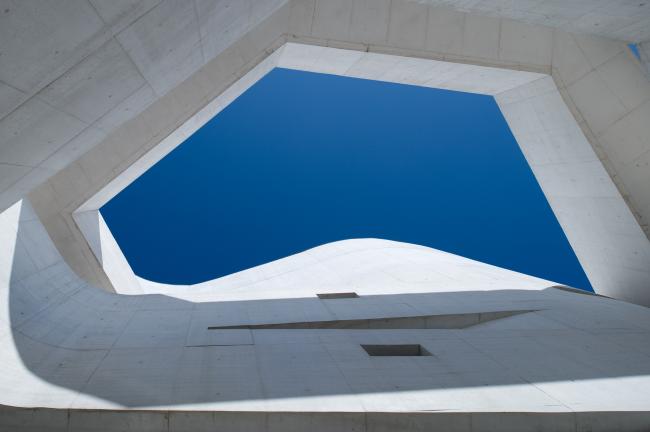 BIM建筑|层叠交织的手指坡道，在规整的秩序中追求变体 / Alvaro Siza建筑师事务所