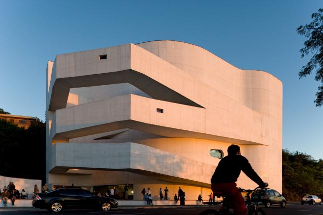 BIM建筑|层叠交织的手指坡道，在规整的秩序中追求变体 / Alvaro Siza建筑师事务所