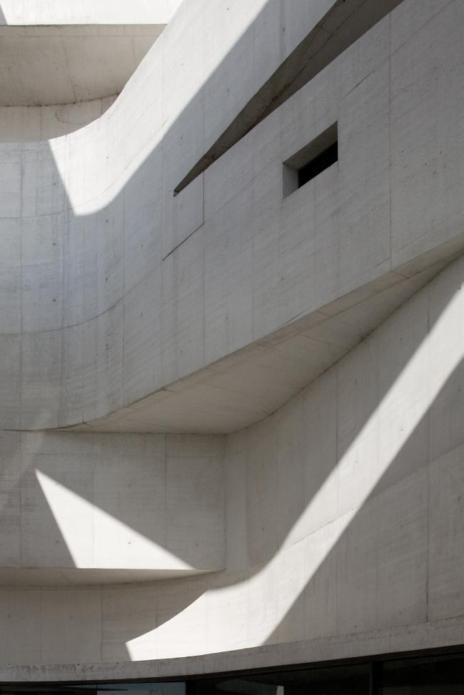 BIM建筑|层叠交织的手指坡道，在规整的秩序中追求变体 / Alvaro Siza建筑师事务所