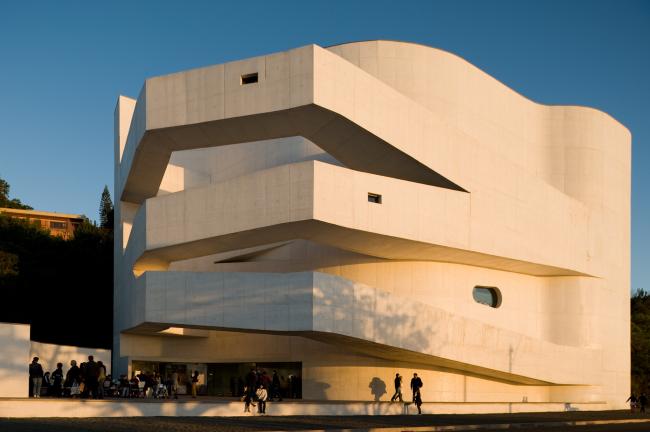 BIM建筑|层叠交织的手指坡道，在规整的秩序中追求变体 / Alvaro Siza建筑师事务所