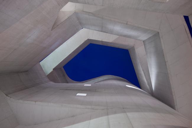 BIM建筑|层叠交织的手指坡道，在规整的秩序中追求变体 / Alvaro Siza建筑师事务所