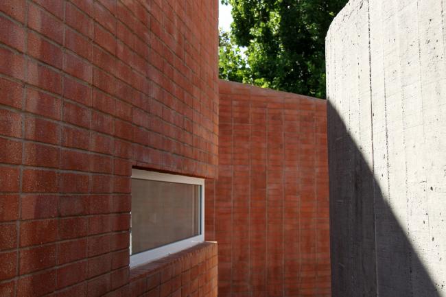 BIM建筑|仿若孩童随便散落的积木：智利天井室第