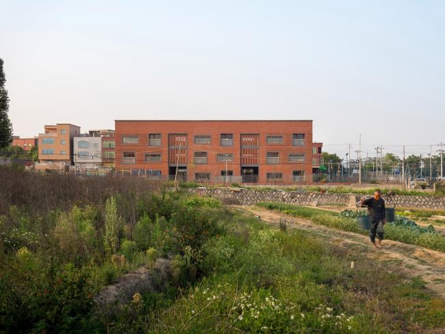 BIM建筑|厦门 / 孩子们在敞亮流利的中庭内肆意地奔驰 —— 新南幼儿园