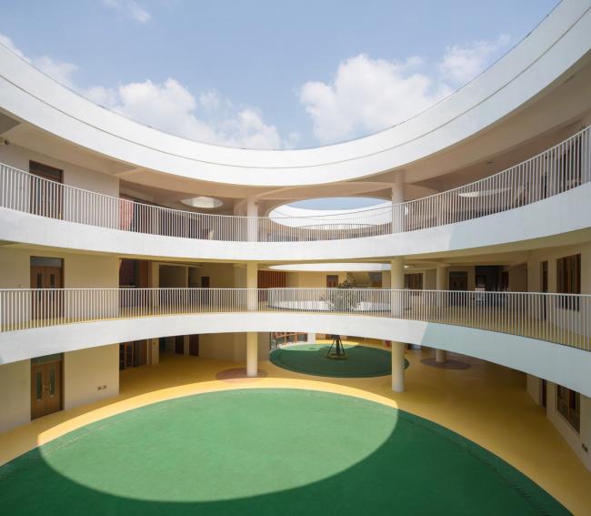 BIM建筑|厦门 / 孩子们在敞亮流利的中庭内肆意地奔驰 —— 新南幼儿园