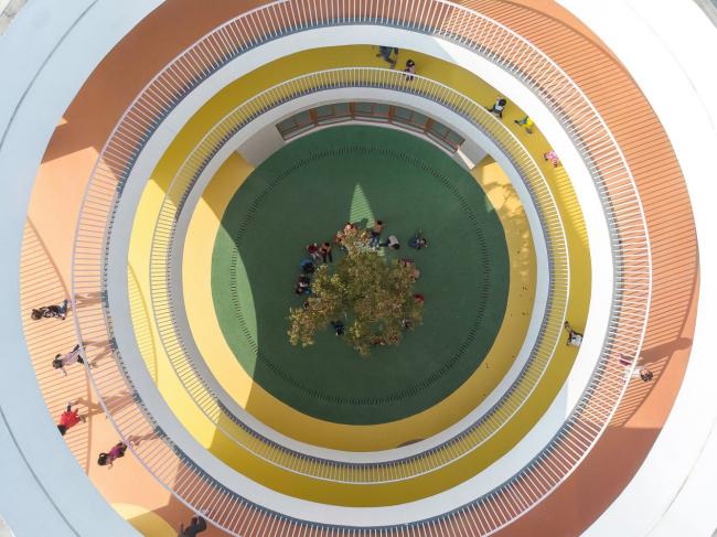 BIM建筑|厦门 / 孩子们在敞亮流利的中庭内肆意地奔驰 —— 新南幼儿园