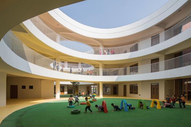 BIM建筑|厦门 / 孩子们在敞亮流利的中庭内肆意地奔驰 —— 新南幼儿园