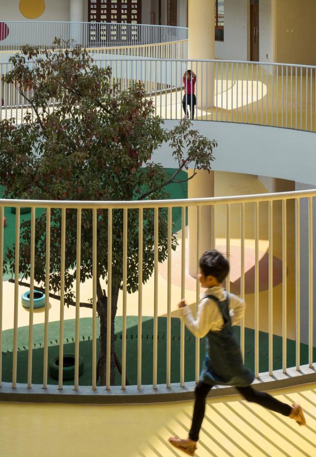 BIM建筑|厦门 / 孩子们在敞亮流利的中庭内肆意地奔驰 —— 新南幼儿园