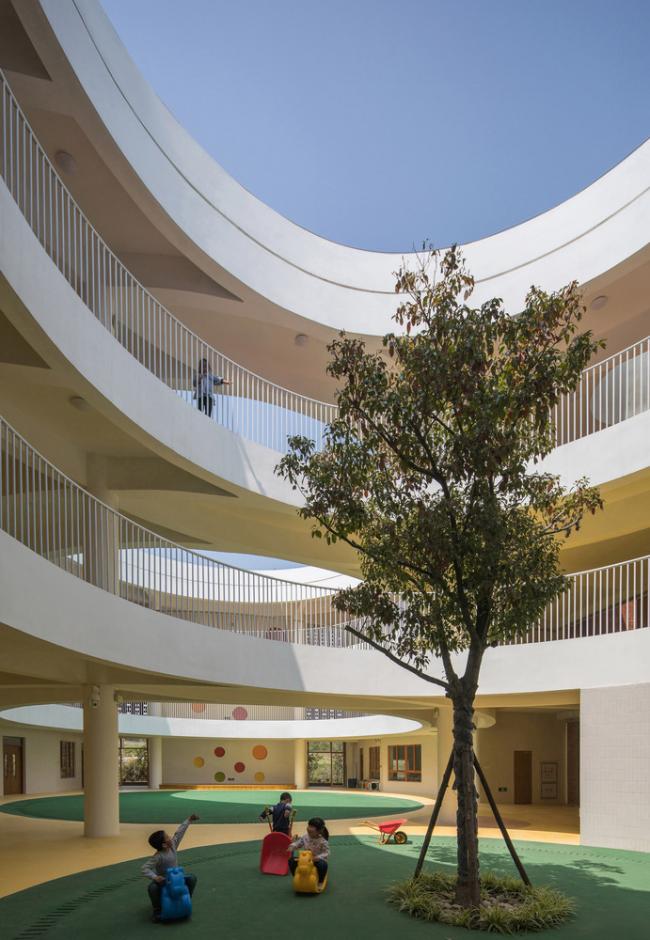BIM建筑|厦门 / 孩子们在敞亮流利的中庭内肆意地奔驰 —— 新南幼儿园