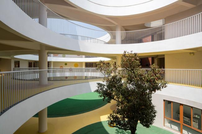 BIM建筑|厦门 / 孩子们在敞亮流利的中庭内肆意地奔驰 —— 新南幼儿园