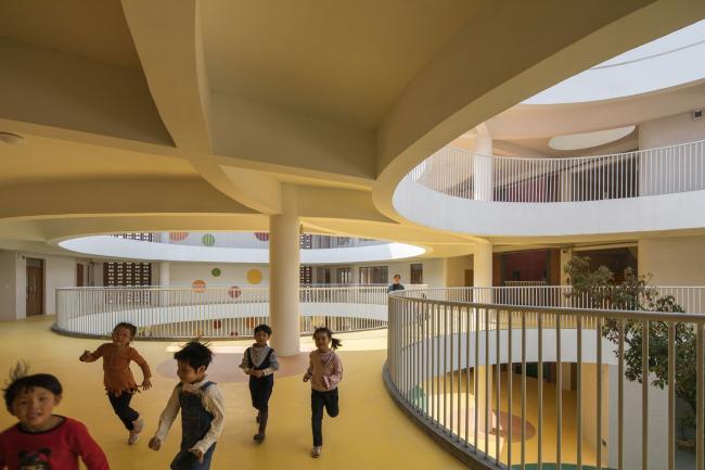 BIM建筑|厦门 / 孩子们在敞亮流利的中庭内肆意地奔驰 —— 新南幼儿园