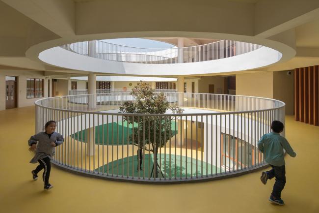 BIM建筑|厦门 / 孩子们在敞亮流利的中庭内肆意地奔驰 —— 新南幼儿园