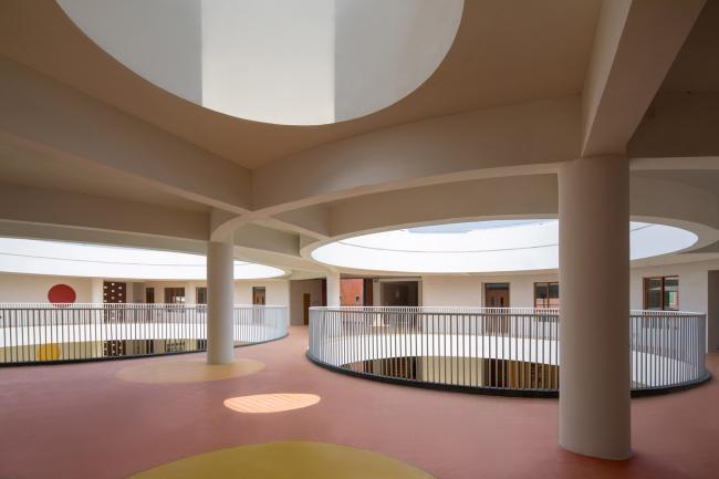 BIM建筑|厦门 / 孩子们在敞亮流利的中庭内肆意地奔驰 —— 新南幼儿园