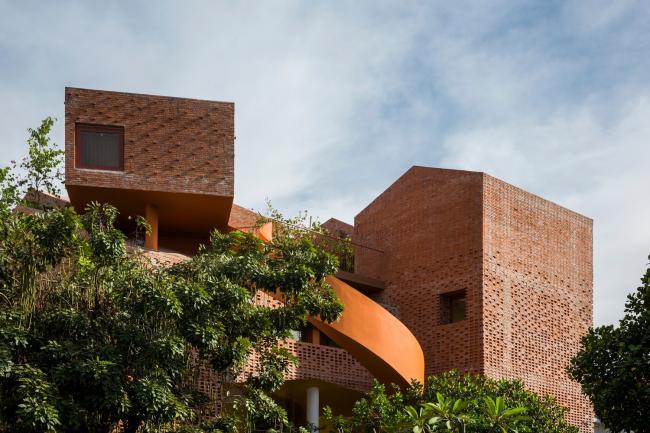 BIM建筑|用红砖构建起俏皮的空间，好像一座宏大乐高的Chuon Chuon Kim 2幼儿园