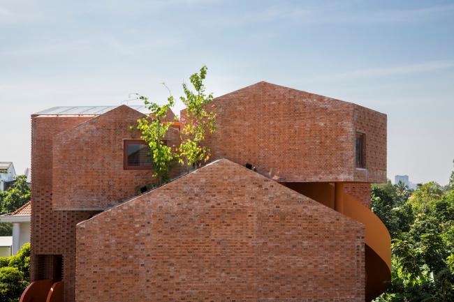 BIM建筑|用红砖构建起俏皮的空间，好像一座宏大乐高的Chuon Chuon Kim 2幼儿园