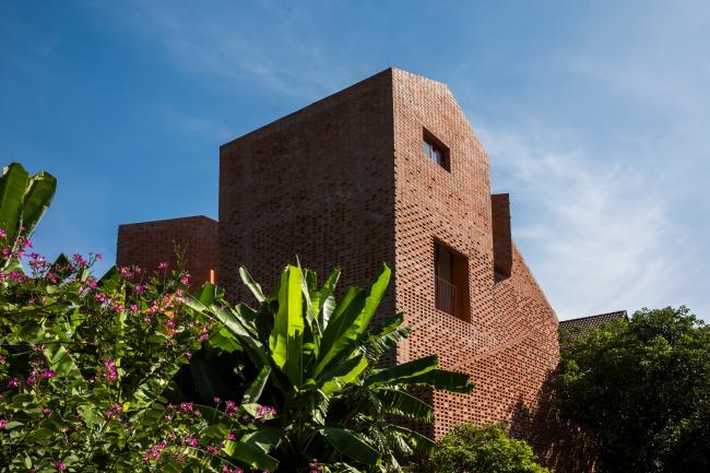 BIM建筑|用红砖构建起俏皮的空间，好像一座宏大乐高的Chuon Chuon Kim 2幼儿园