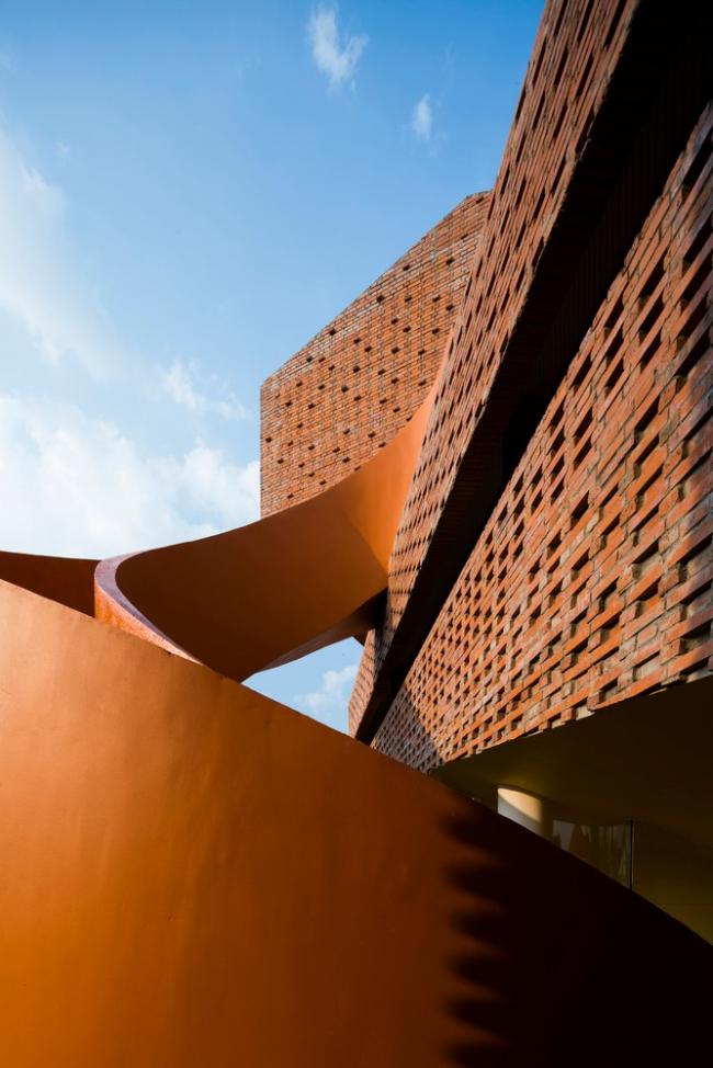 BIM建筑|用红砖构建起俏皮的空间，好像一座宏大乐高的Chuon Chuon Kim 2幼儿园