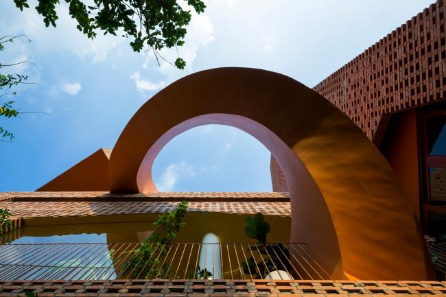 BIM建筑|用红砖构建起俏皮的空间，好像一座宏大乐高的Chuon Chuon Kim 2幼儿园