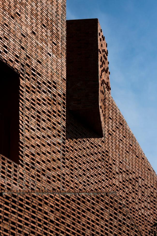 BIM建筑|用红砖构建起俏皮的空间，好像一座宏大乐高的Chuon Chuon Kim 2幼儿园