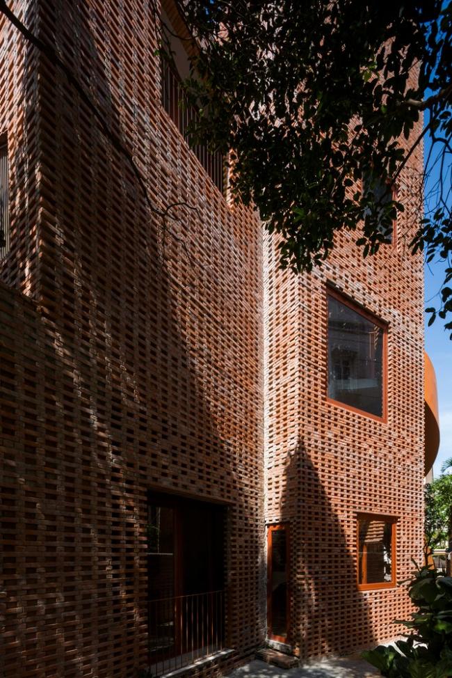 BIM建筑|用红砖构建起俏皮的空间，好像一座宏大乐高的Chuon Chuon Kim 2幼儿园