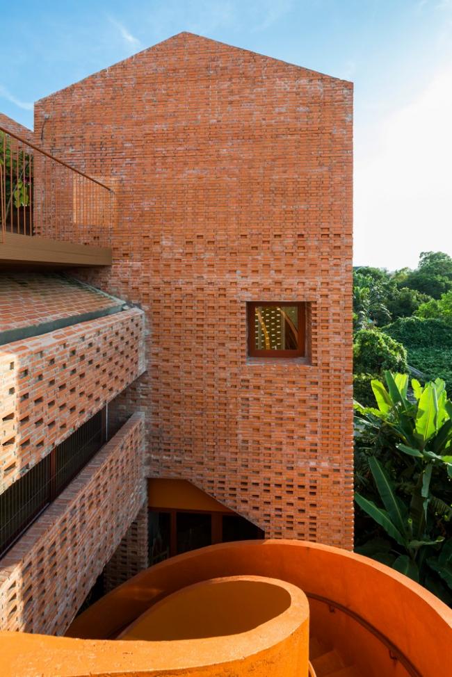 BIM建筑|用红砖构建起俏皮的空间，好像一座宏大乐高的Chuon Chuon Kim 2幼儿园