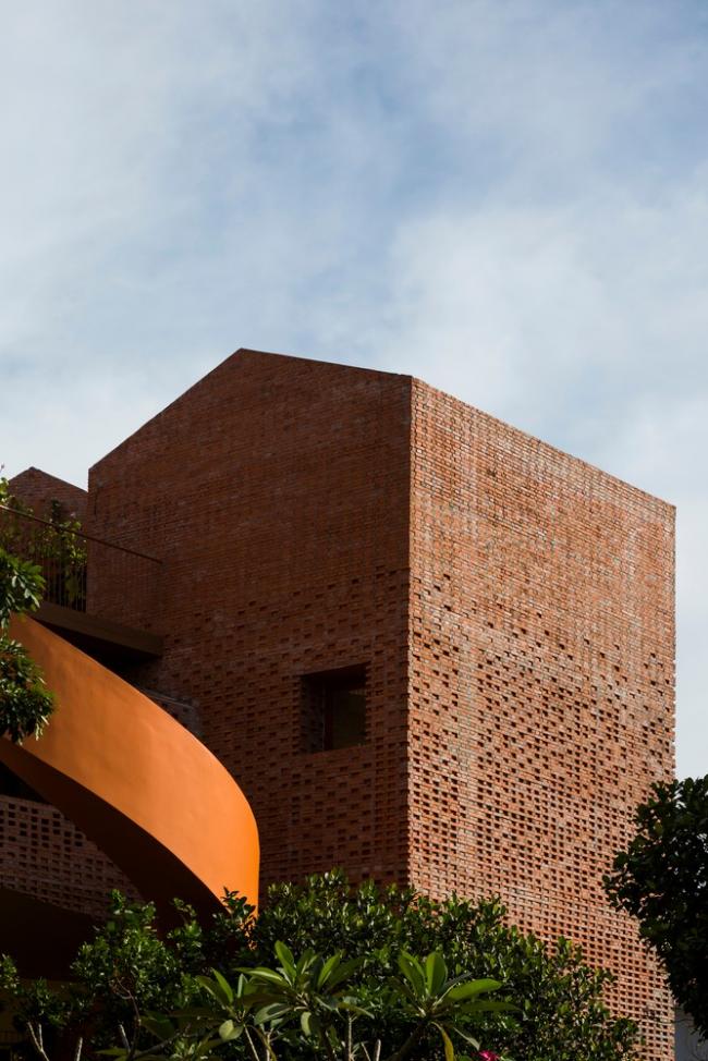 BIM建筑|用红砖构建起俏皮的空间，好像一座宏大乐高的Chuon Chuon Kim 2幼儿园