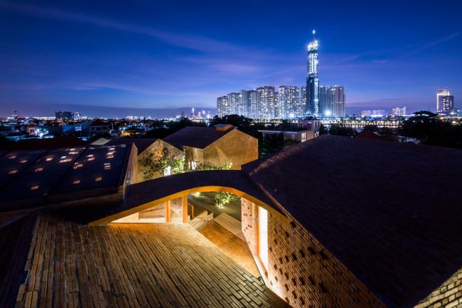 BIM建筑|用红砖构建起俏皮的空间，好像一座宏大乐高的Chuon Chuon Kim 2幼儿园