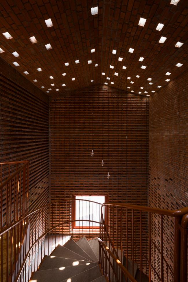 BIM建筑|用红砖构建起俏皮的空间，好像一座宏大乐高的Chuon Chuon Kim 2幼儿园