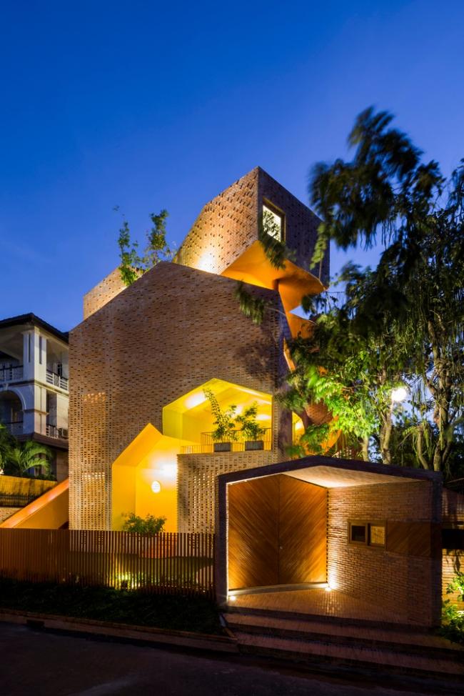 BIM建筑|用红砖构建起俏皮的空间，好像一座宏大乐高的Chuon Chuon Kim 2幼儿园