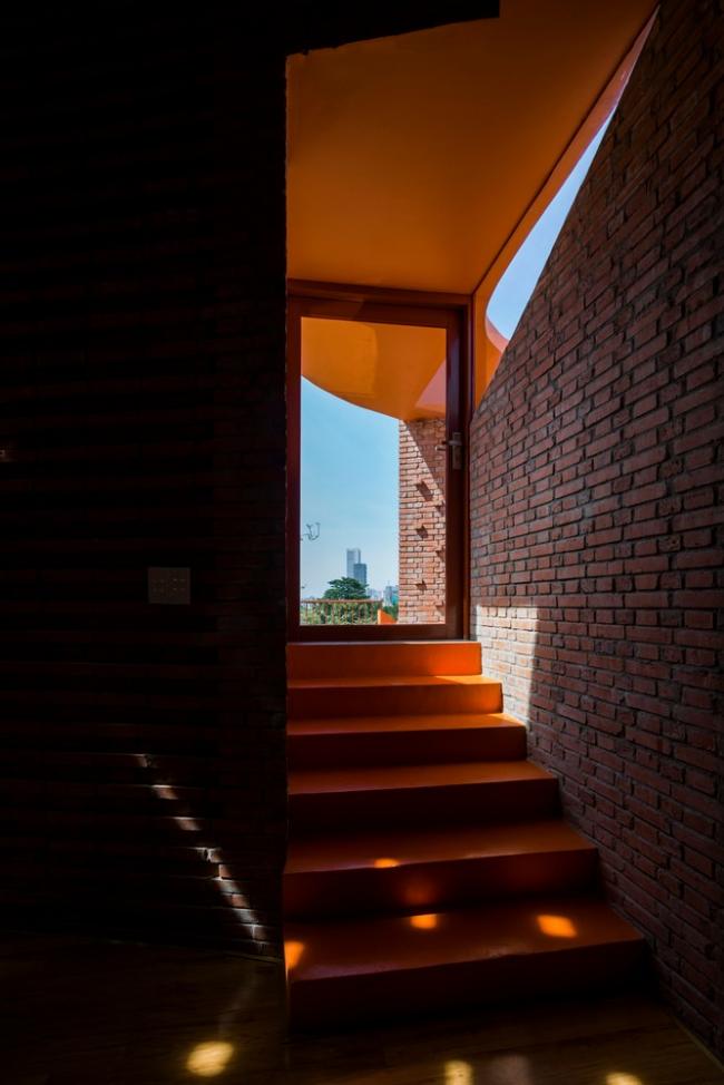 BIM建筑|用红砖构建起俏皮的空间，好像一座宏大乐高的Chuon Chuon Kim 2幼儿园